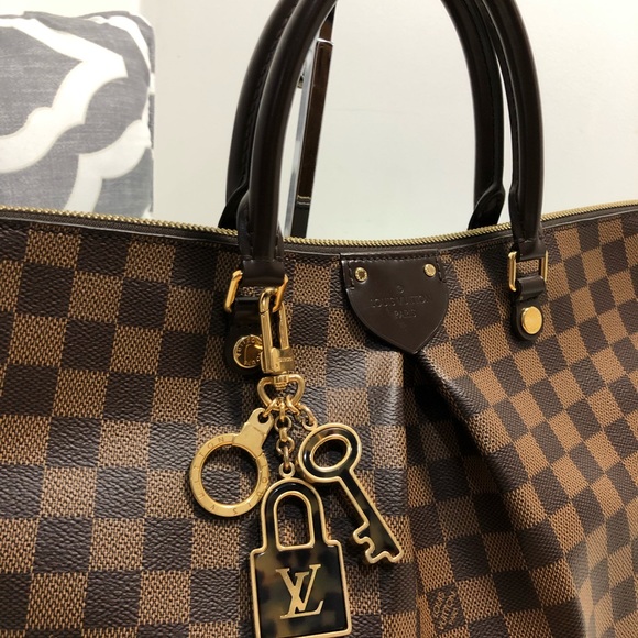 Charm/ Keychain Holder - Picture 10 of 11